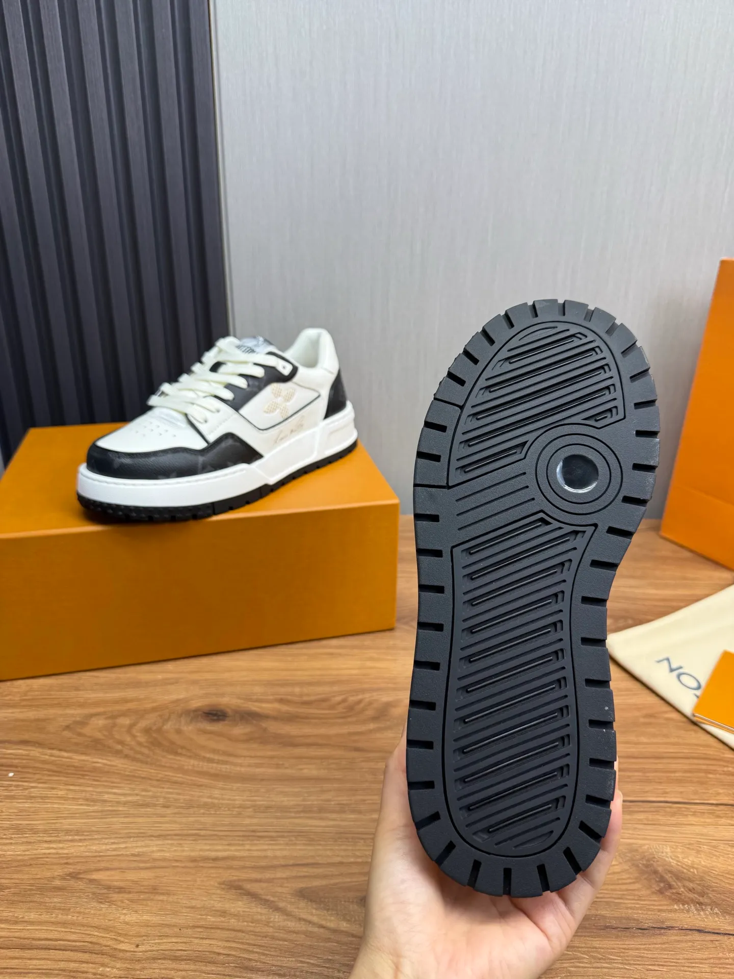 Men's shoes 💰860💰 LV. High version counters are on sale at the same time ⬆️ Men's new sneakers 🔥 The uppers are imported cowhide; "High-end, high-end, classy, ​​noble" workmanship is exquisite (original cowhide is used inside), soles: Original outsole specially provided by the original factory, taken in real life 🎬. Yardage: 38-44. (38.45 can be customized)